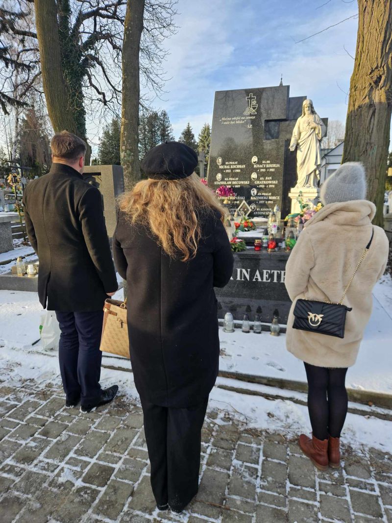 Delegacja MZŁ nad grobami powstańców styczniowych w składzie: dr Piotr Szopa - Dyrektor MZŁ, Joanna Kluz i Bożena Lauzer