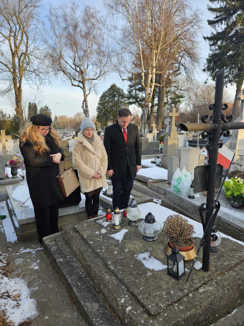 Delegacja MZŁ nad grobami powstańców styczniowych w składzie: dr Piotr Szopa - Dyrektor MZŁ, Joanna Kluz i Bożena Lauzer