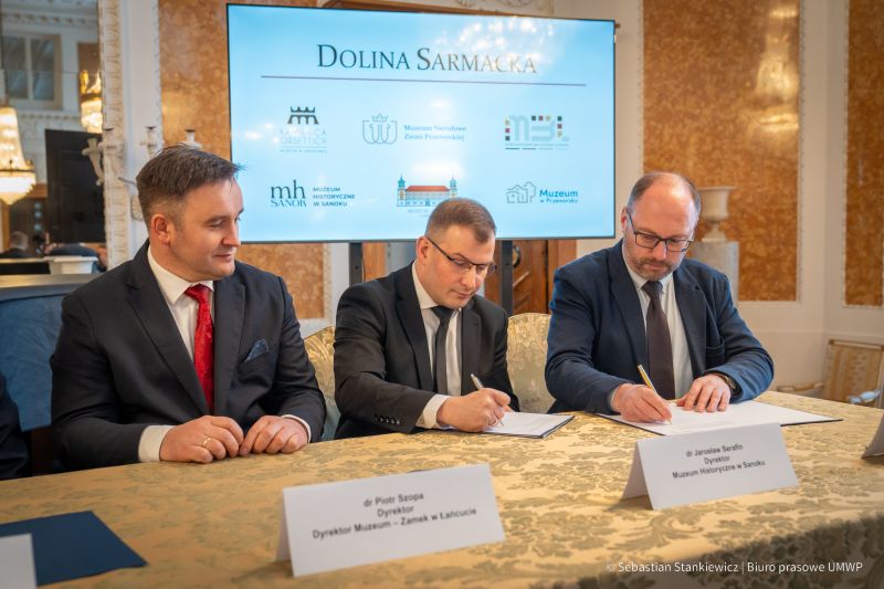 Trzech dyrektorów muzeów podpisujący porozumienie Dolina Sarmacka