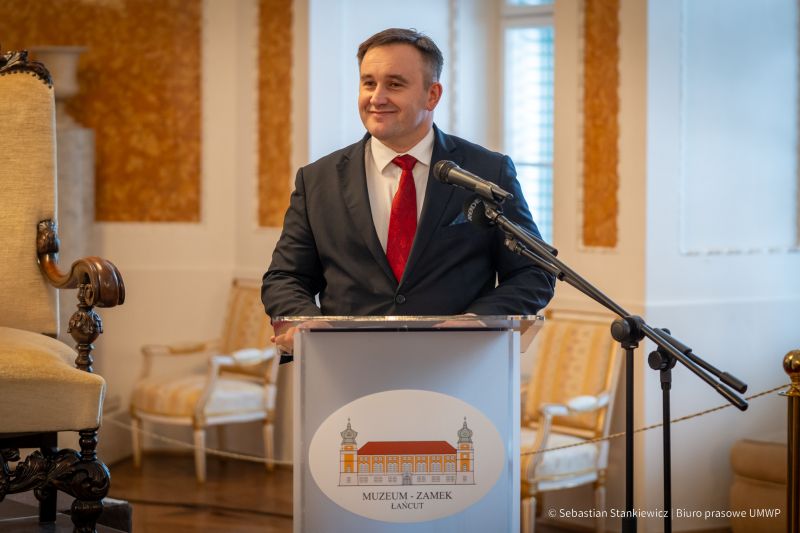 Sala Balowa, dyrektor dr Piotr Szopa mówi do zebranych, stoi. 