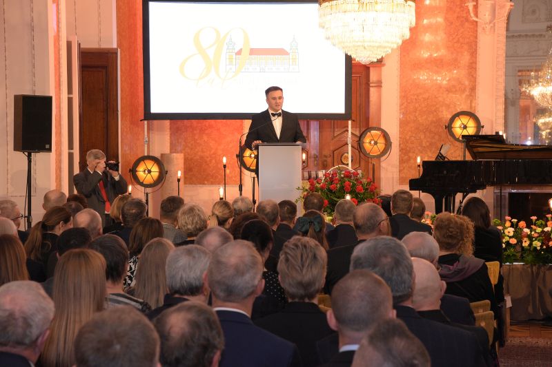 Sala Balowa, goście wydarzenia siedzą na krzesłach, przy mównicy dyrektor dr Piotr Szopa