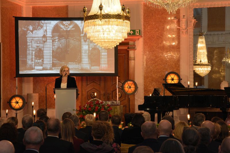 Sala Balowa, goście wydarzenia siedzą na krzesłach, przy mównicy kustosz Edyta Kucaba-Łyszczek