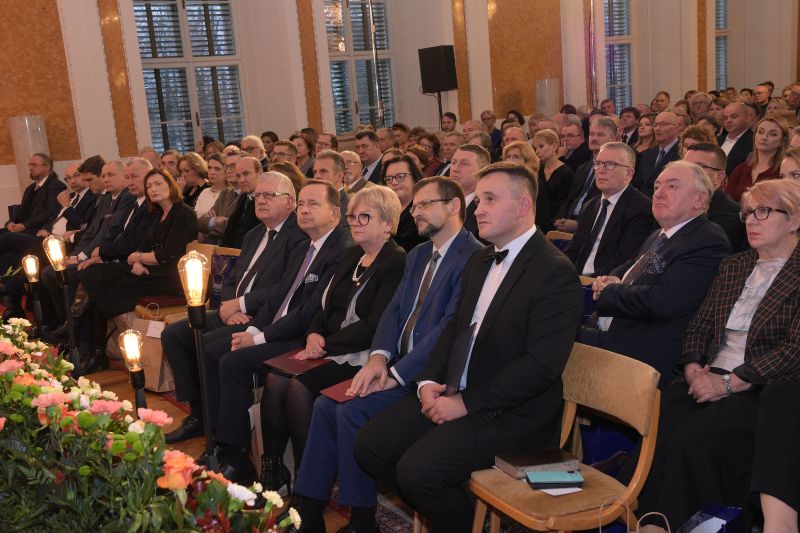 Sala Balowa, goście wydarzenia siedzą na krzesłach, widok z przodu