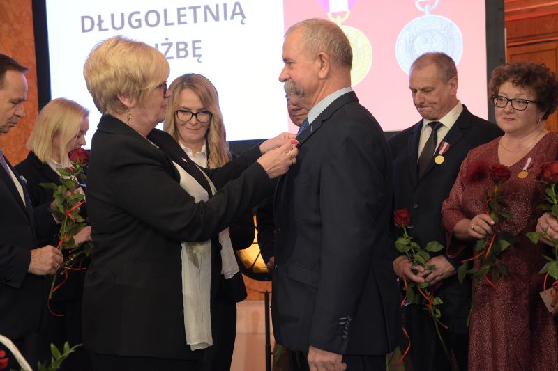 Wojewoda i marszałek odznaczają pracowników MZŁ - wręczenie medali za długoletnią służbę