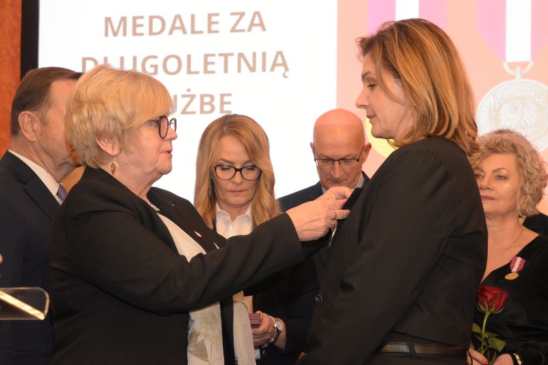 Wojewoda i marszałek odznaczają pracowników MZŁ - wręczenie medali za długoletnią służbę