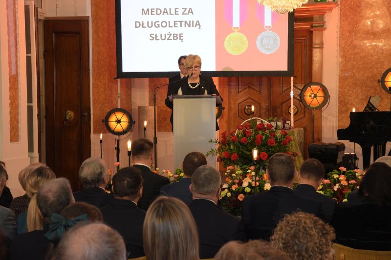 Sala Balowa, goście wydarzenia siedzą na krzesłach, przy mównicy wojewoda Teresa Kubas-Hul