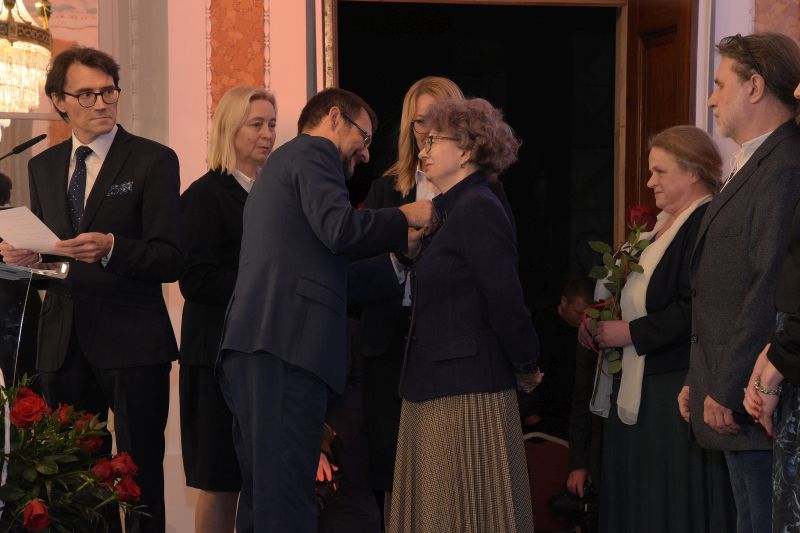 Dyrektor dr P. Szpanowski wręcza odznaczenia honorowe.