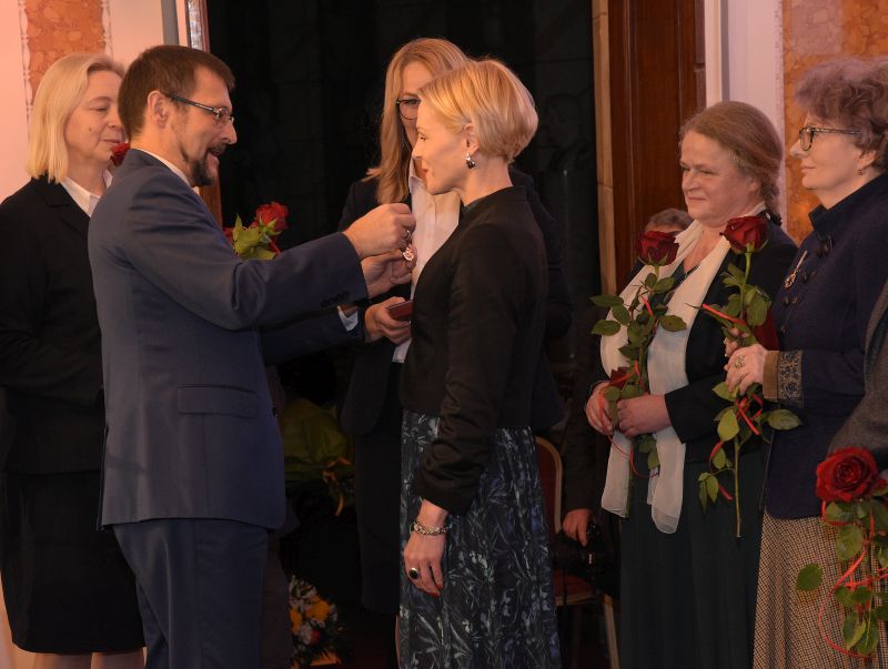 Dyrektor dr P. Szpanowski wręcza odznaczenia honorowe.