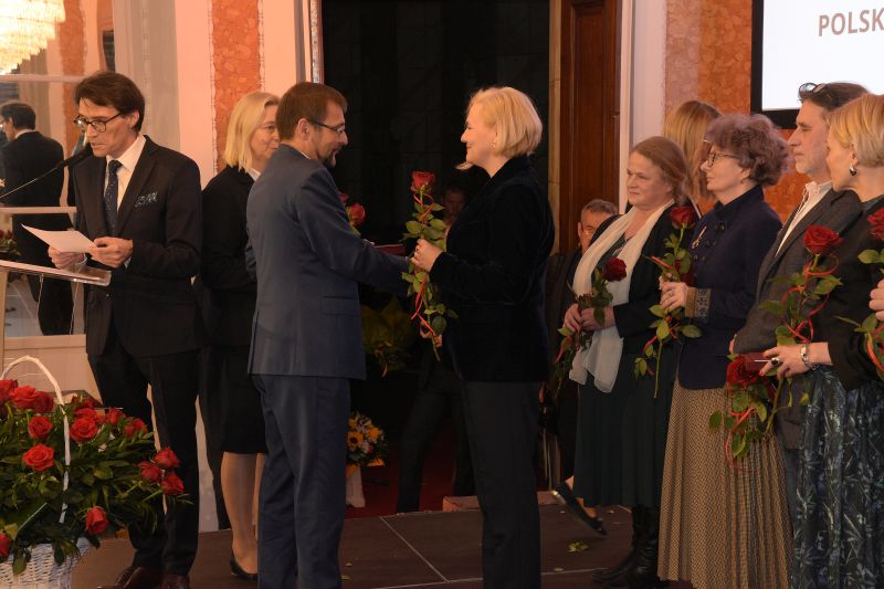 Dyrektor dr P. Szpanowski wręcza odznaczenia honorowe.