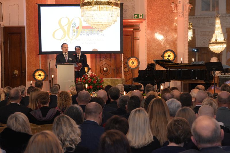 Sala Balowa, goście wydarzenia siedzą na krzesłach, przy mównicy marszałek Władysław Ortyl