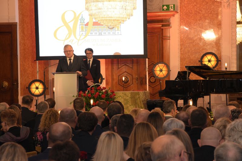 Sala Balowa, goście wydarzenia siedzą na krzesłach, przy mównicy poseł Kazimierz Gołojuch