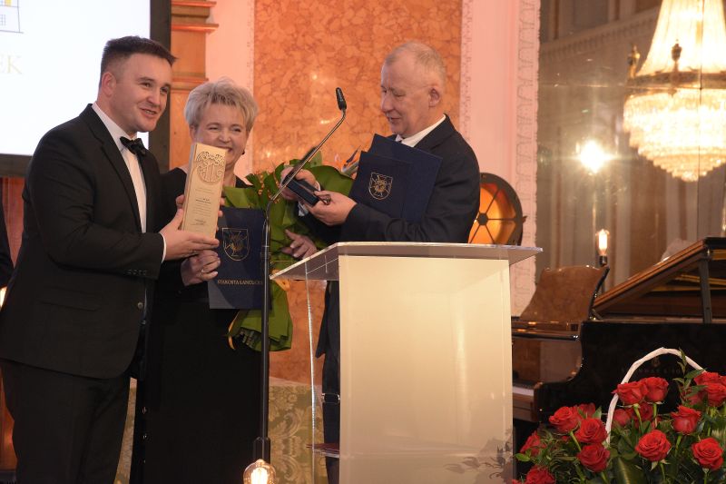 Starosta i wicestarosta wręczają dyr. dr. Piotrowi Szopie odznakę i statuetkę od Powiatu Łańcuckiego