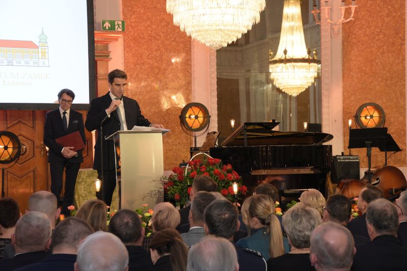 Sala Balowa, goście wydarzenia siedzą na krzesłach, przy mównicy Jan Roman Potocki