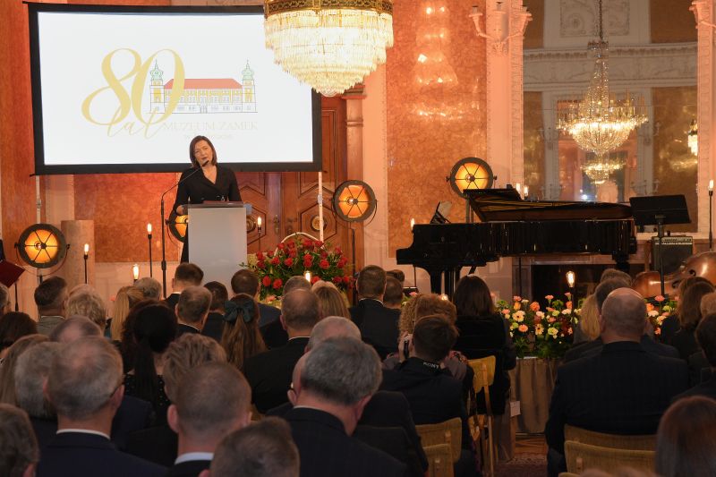 Sala Balowa, goście wydarzenia siedzą na krzesłach, przy mównicy poseł Ewa Leniart