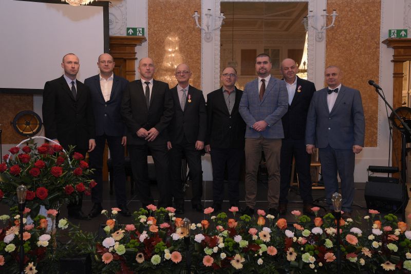 Pracownicy Muzeum - zdjęcie pamiątkowe na scenie - wartownicy