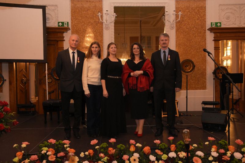 Pracownicy Muzeum pozują na scenie - konserwacja