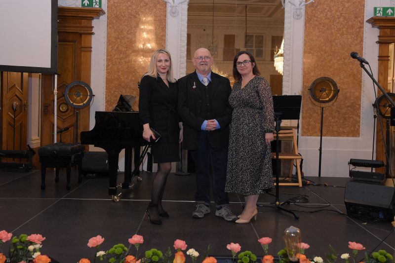 Pracownicy Muzeum pozują na scenie - inwentarz