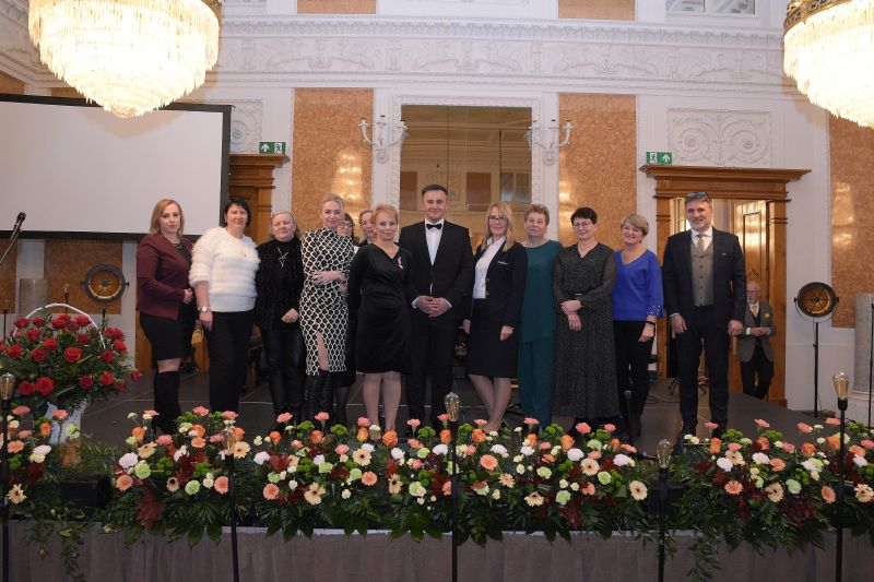 Pracownicy Muzeum pozują na scenie - wnętrza zamkowe