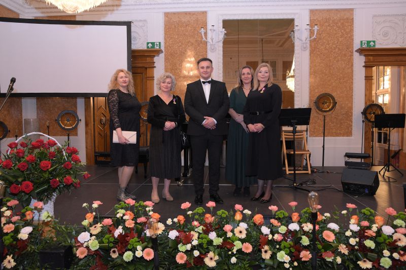 Pracownicy Muzeum pozują na scenie - 4 kobiety i mężczyzna (dyrektor MZŁ)