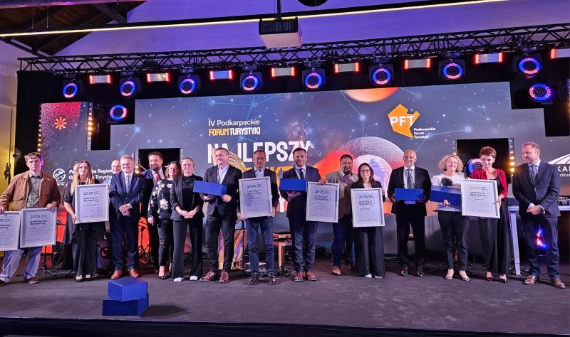 Gala PROT-u - na scenie stoją: przedstawiciele nagrodzonych instytucji, w tym: Dyrektor POT, Dyrektor MZŁ dr Piotr Szopa oraz Dyrektor Wioletta Rejman. Nagrodzeni trzymają certyfikaty PROT. W tle grafika i logo gali.