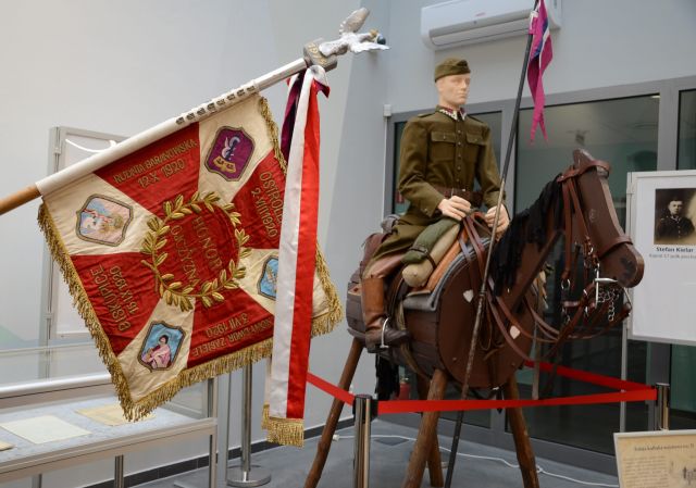 Sztandar Konnej Straży Ochrony Przyrody i Tradycji im. 20 Pułku Ułanów wzorowany na sztandarze Pułku, oraz koń ćwiczebny z „ułanem” w umundurowaniu polowym, Archiwum Państwowe w Rzeszowie.