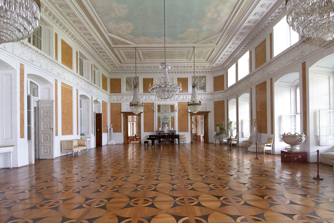 Sala Balowa Muzeum - Zamek w Łańcucie z drewnianym parkietem, z pięcioma dużymi kryształowymi żyrandolami. Od strony wschodniej duże przestronne okna