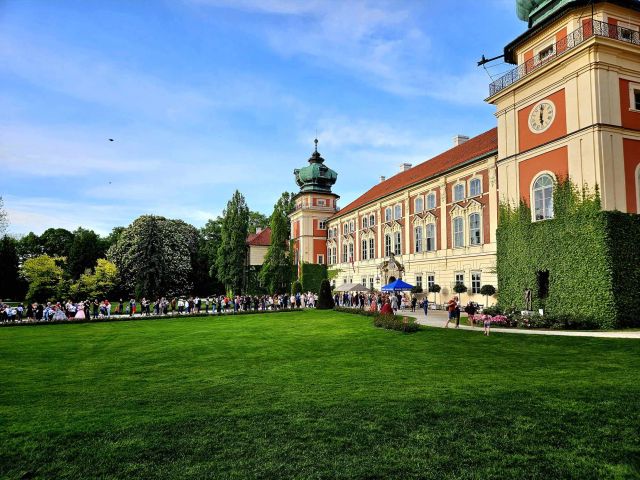Ujęcia od strony d. Oranżerii. Zamek w Noc Muzeów - kolejka turystów oczekująca na wejście