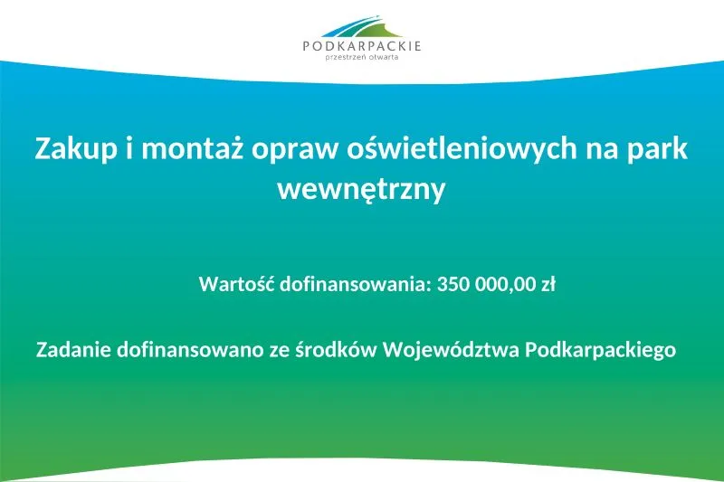 Tablica informacyjna o dofinansowaniu na zakup i montaż opraw oświetleniowych na park wewnętrzny