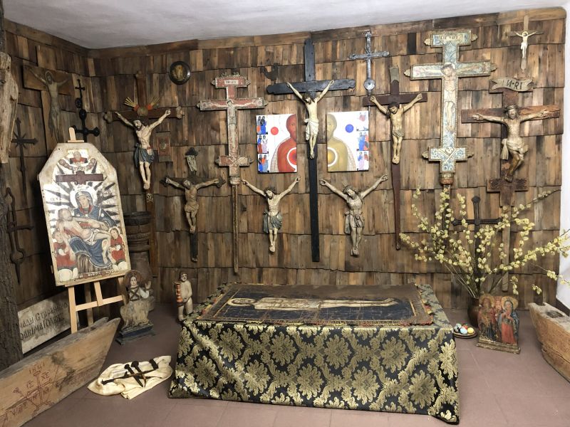 Fragment zaaranżowanej wystawy czasowej - na ścianach krzyże i ikony. 