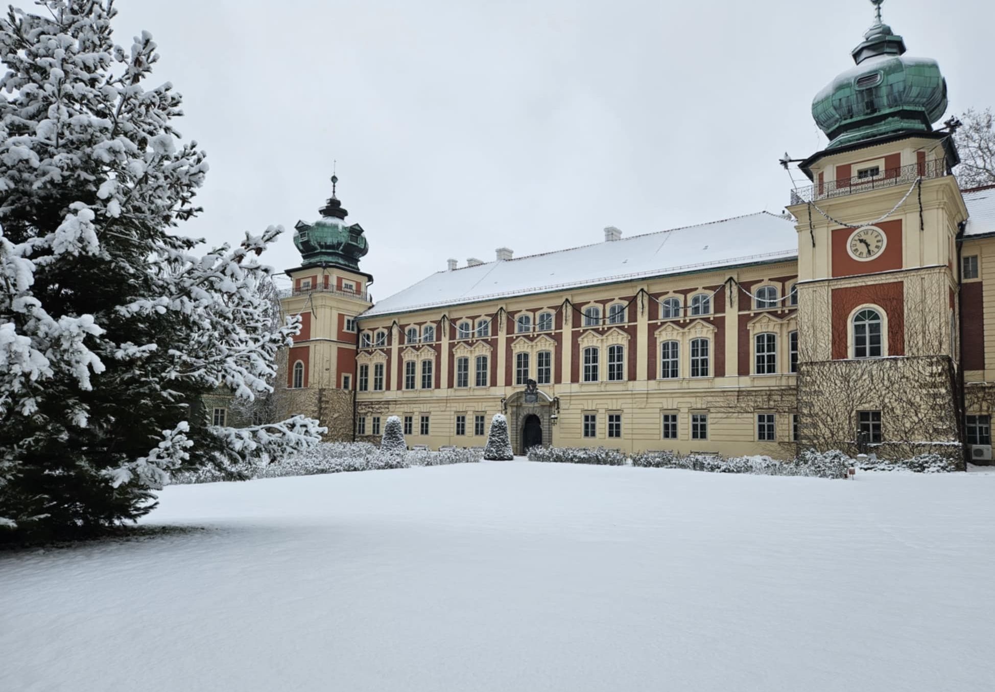 Zima, zamek pokryty śniegiem, elewacja zachodnia