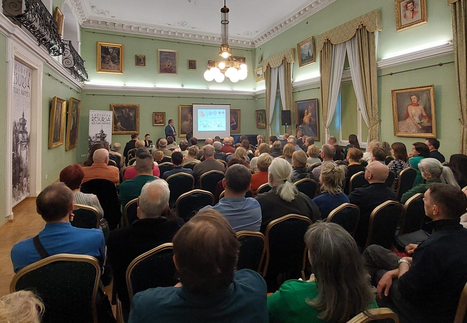 Łańcucka Resursa Kultury pamięci - widok na wypełnioną salę - goście siedzący na krzesłach, słuchają prelegenta