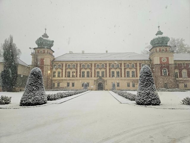 Elewacja zachodnia zamku - widok w zimie. Sypie śnieg, pochmurno