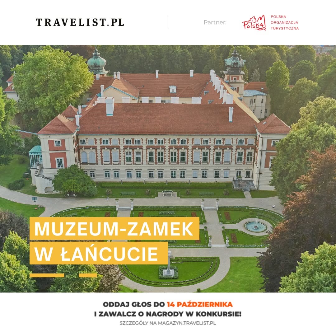 Pionowa grafika przedstawiająca z góry Zamek w Łańcucie otoczony zielonym, geometrycznym ogrodem z fontanną. W lewym dolnym rogu zdjęcia widnieje wyrazisty, żółty prostokąt z białym napisem: „MUZEUM-ZAMEK W ŁAŃCUCIE”. W górnej części umieszczono logo Travelist oraz Polskiej Organizacji Turystycznej. W białej stopce na dole znajduje się czerwony napis: „ODDAJ GŁOS DO 14 PAŹDZIERNIKA I ZAWALCZ O NAGRODY W KONKURSIE!” wraz z adresem strony.